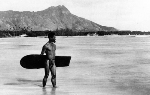 Surfie Dude Waikiki I beleive that this guy wanted to show us his surfboard – which was forgotten for just over 100 years.